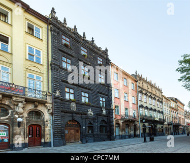 LVIV, UKRAINE - Mai 10: Blick vom Lemberg "Rynok Square" an alten Häusern am 10. Mai 2012 in Lwiw, Ukraine Stockfoto