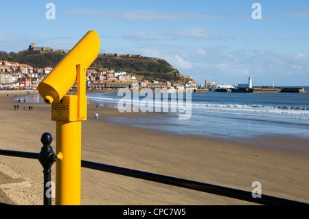 Seaside Telescope View am South Bay Beach im Winter Scarborough Coast Seafront Resort North Yorkshire England Großbritannien Großbritannien Großbritannien Großbritannien Großbritannien Großbritannien Großbritannien Großbritannien Großbritannien und Nordirland Stockfoto