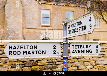 Wegweiser zeigen Richtungen für verschiedene Cotswold Dörfer in Cherington, Gloucestershire, UK Stockfoto