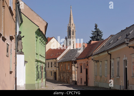 Alte Stadthäuser in Kapitulska Straße und das Kloster der Orden von St. Klara (Klarisky gotischen Turm), Bratislava, Slowakei Stockfoto