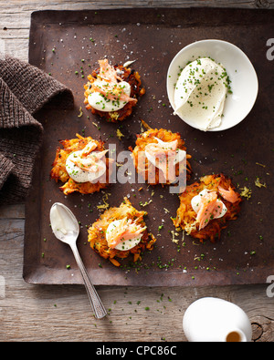 Tablett mit Herbst Rösti und Sauerrahm Stockfoto