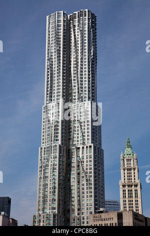 New York von Gehry-Gebäude 8 Fichte Street in Manhattan, New York City. Von Frank Gehry entworfen. Stockfoto