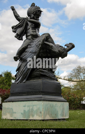 "Der verlorene Bogen" oder "Boy mit einem Truthahn" von A.H. Hecken - Regent Park, London - England Stockfoto