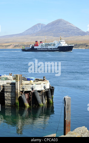 Caledonian Macbrayne Fähre von Islay nach dem Festland in Port Askaig auf Isaly, die Paps of Jura hinter Stockfoto