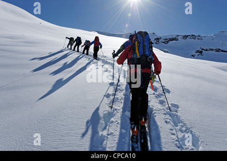Skifahrer brechen Weg in den Nationalpark Gran Paradiso Stockfoto