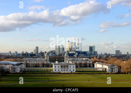 Blick auf das National Maritime Museum Gärten und Canary Wharf an der Greenwich Observatory Hill - Greenwich, London - England Stockfoto