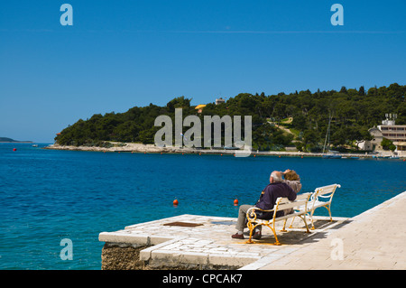 Älteres Ehepaar mit Blick auf das Meer Stadt Hvar Hvar Insel Dalmatien Kroatien Europa Stockfoto