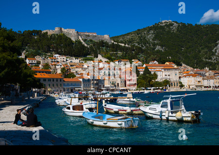 Boote im Hafen von Hvar Stadt Hvar Insel Dalmatien Kroatien Europa Stockfoto