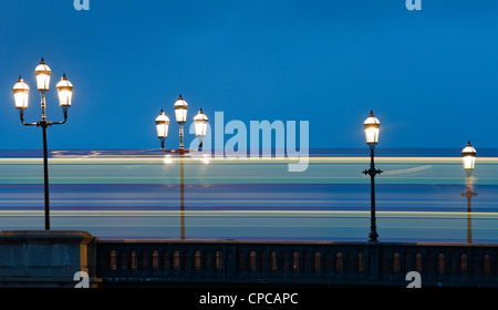 Viktorianische Lampen am Battersea Bridge, London mit Licht trail vom Durchgangsverkehr abstraktes Bild erstellen Stockfoto