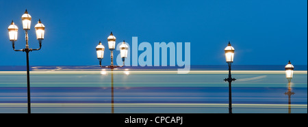Viktorianische Lampen am Battersea Bridge, London mit Licht trail vom Durchgangsverkehr abstraktes Bild erstellen Stockfoto