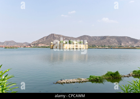 JAL Mahal (Bedeutung "Wasser Palast") ist ein Palast in der Mitte der Mensch Sagar See in Jaipur City, Indien
