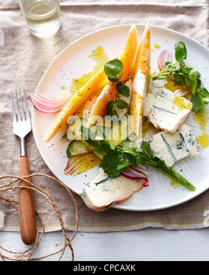 Teller mit Blauschimmelkäse-Melonen-Salat Stockfoto