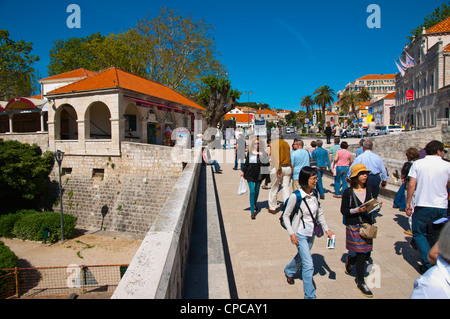 Menschen zu Fuß durch Pile-Tor außerhalb Grad Stadt Dubrovnik Altstadt Dalmatien Kroatien Europa Stockfoto