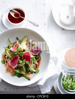 Teller mit gebratener Thunfisch auf Soba-Nudeln Stockfoto