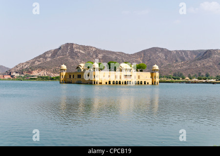 JAL Mahal (Bedeutung "Wasser Palast") ist ein Palast in der Mitte der Mensch Sagar See in Jaipur City, Indien