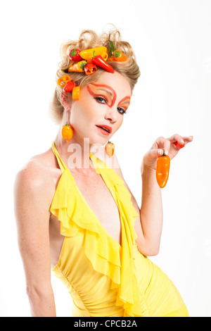 Schöne Frau mit scharf und würzig Paprika und kreative make-up Stockfoto