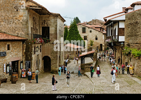 Fußgängerzone in der Altstadt und Zentrum der Stadt Santillana del Mar, mittelalterliches Dorf in Kantabrien, Spanien, Europa. Stockfoto