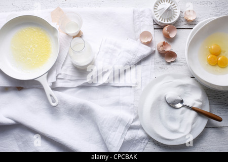 Zucker, Butter, Eiern und Milch auf Tisch Stockfoto