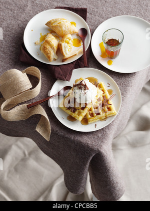 Platten mit Waffeln und Gebäck Stockfoto