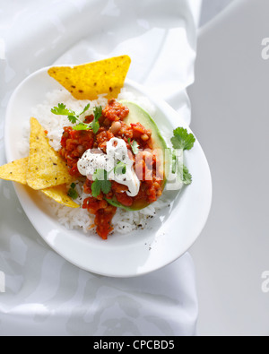 Teller mit Avocado gefüllt mit chili Stockfoto