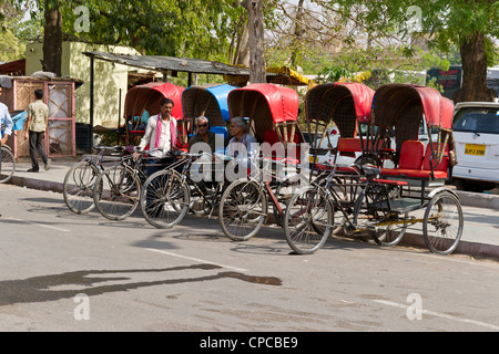 Rikschas warten vor dem Stadtschloss, Jaipur, umfasst die Chandra Mahal und Mubarak Mahal Paläste. Stockfoto