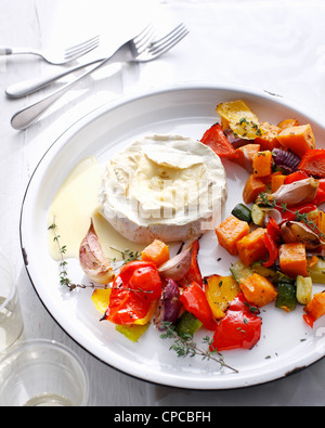 Teller mit gegrilltem Gemüse und Käse Stockfoto