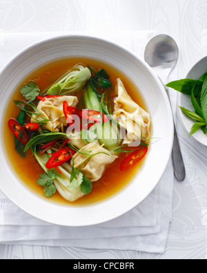 Schale mit Gemüse und Wan-Tan Suppe Stockfoto