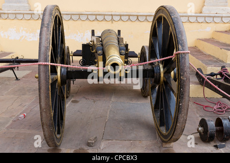 Stadtschloss, Jaipur, die Chandra Mahal und Mubarak Mahal umfasst. Das Museum verfügt über alte Artillerie und Oldtimer Fahrzeuge. Stockfoto