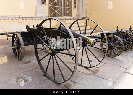 Stadtschloss, Jaipur, die Chandra Mahal und Mubarak Mahal umfasst. Das Museum verfügt über alte Artillerie und Oldtimer Fahrzeuge. Stockfoto