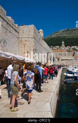 Schlange stehen Sie, um das Boot zur Insel Lokrum im alten Hafen Bereich Stadt Dubrovnik Dalmatien Kroatien Europa Stockfoto