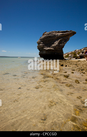 Eine große Felsformation am Strand in der West Coast National Park in Langebaan Lagune, Südafrika Stockfoto