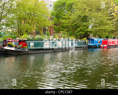 Hausboote und schmale Boote in Klein-Venedig, Paddington, Westlondon, der Grand Union Canal des Regent es Canal trifft. Stockfoto