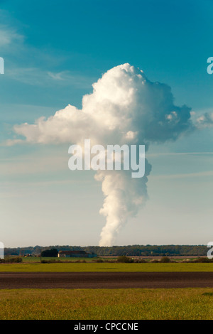 Rauch Wolke steigt aus ländlichen Landschaft, Frankreich, Europa. Stockfoto