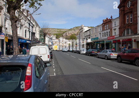 Einen Überblick über die Geschäfte in Mostyn Street Llandudno zeigt die viktorianischen Stil Geschäfte und Great Orme im Hintergrund Stockfoto