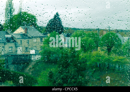 Blick aus Regen gesprenkelten Fenster. Stockfoto