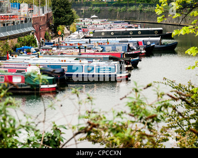 Hausboote und schmale Boote auf dem Boot Festival in Little Venice, Paddington, Westlondon, am Grand Union Canal Stockfoto