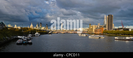 Blick, Blick nach Osten von Waterloo Bridge.   St. Pauls Cathedral und Londons Finanzdistrikt in der Ferne zu sehen Stockfoto