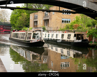 Hausboote und schmale Boote unter einer Brücke in Klein-Venedig, Paddington, West London, auf der Grand Union Canal West London UK Stockfoto