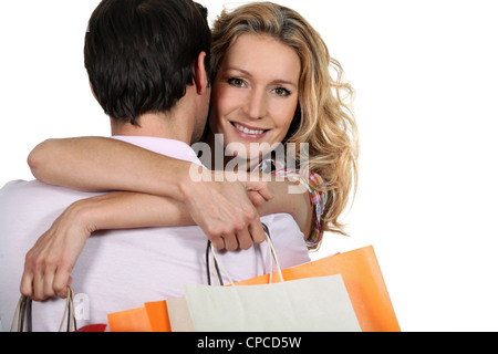 Frau umarmen Mann Stockfoto