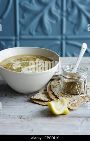 Schüssel mit Humus Suppe und Cracker Stockfoto