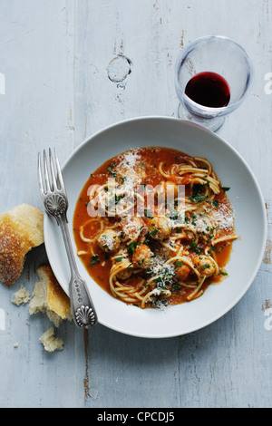 Schüssel mit Frikadellen und spaghetti Stockfoto