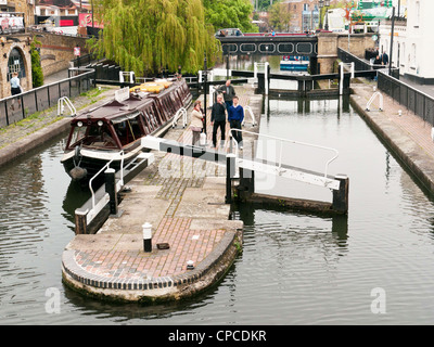 Menschen, die von Camden Sperren auf dem Union-Canal, von Camden Market, Westlondon Stockfoto