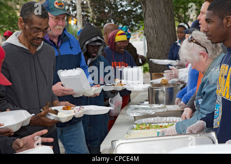 Detroit, Michigan - Freiwilligen feed Obdachlose aus Tabellen in Cass Park eingerichtet. Stockfoto