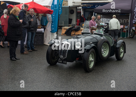 Pink-floyd-Schlagzeuger Nick Mason, die an der St Mawes Oldtimer Festival, Cornwall. England. Stockfoto