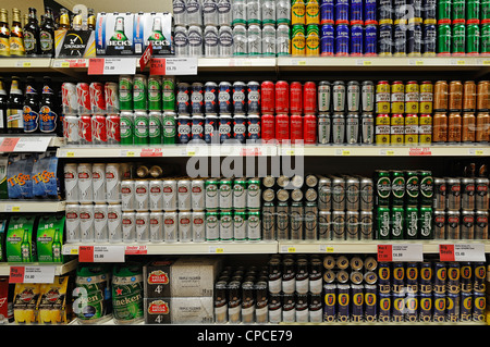 Bier in den Regalen eines Supermarktes, UK. Stockfoto