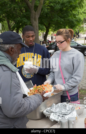 Detroit, Michigan - Freiwilligen feed Obdachlose aus Tabellen in Cass Park eingerichtet. Stockfoto