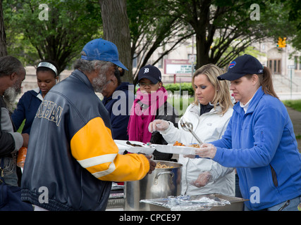 Detroit, Michigan - Freiwilligen feed Obdachlose aus Tabellen in Cass Park eingerichtet. Stockfoto