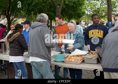 Detroit, Michigan - Freiwilligen feed Obdachlose aus Tabellen in Cass Park eingerichtet. Stockfoto