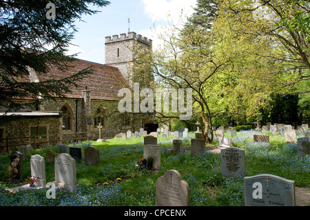 Str. Mary die Jungfrau Kirche und Friedhof in Glockenblumen, Hedgerley, Buckinghamshire, England, UK Stockfoto