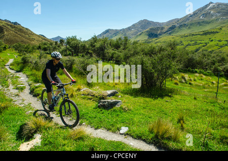 Mountainbiker auf dem Trail zwischen Moke Lake und Lake Streit, in der Nähe von Queenstown, Neuseeland Stockfoto